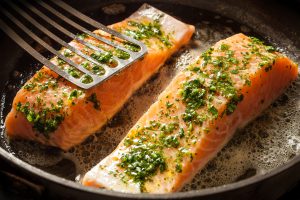 طريقة عمل سمك السلمون المقلي مع فوائده المدهشة