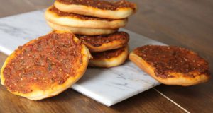 طريقة عمل مناقيش بالجبنة والطماطم