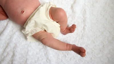 تعرفي على أسباب تسريب الحفاض والحل