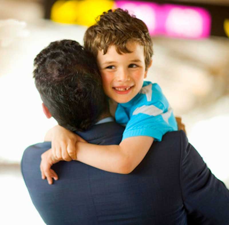 ماذا افعل ؟ طفلي يحب والده أكثر مني