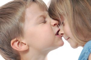 تعديل سلوك الطفل الذي يعبر عن غضبه بالركل والضرب و العض