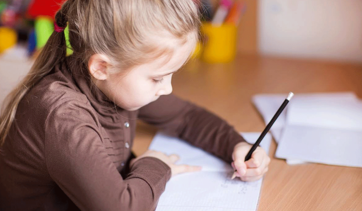 كيف تتعاملي مع طفلك إذا يستخدم اليد اليسرى؟