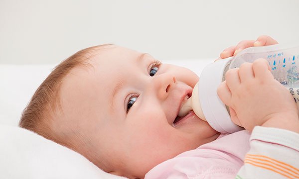 هل يحتاج طفلك الرضاعة الصناعية؟