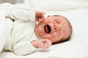 أسباب الحزق عند الرضع وطرق العلاج
