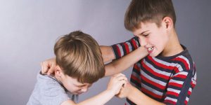 كيف اتصرف ابني غير محبوب بين اصدقائه