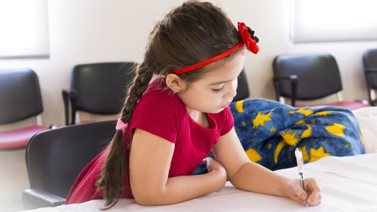 أسباب تراجع العلامات المدرسية للطفل وطرق التعامل معه