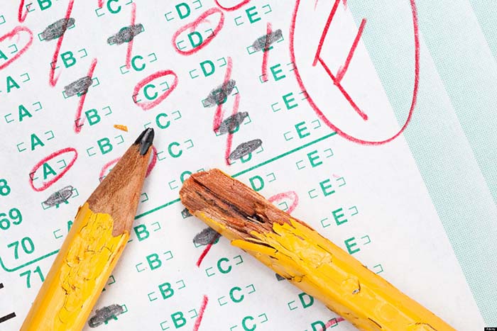 أسباب تراجع العلامات المدرسية للطفل وطرق التعامل معه