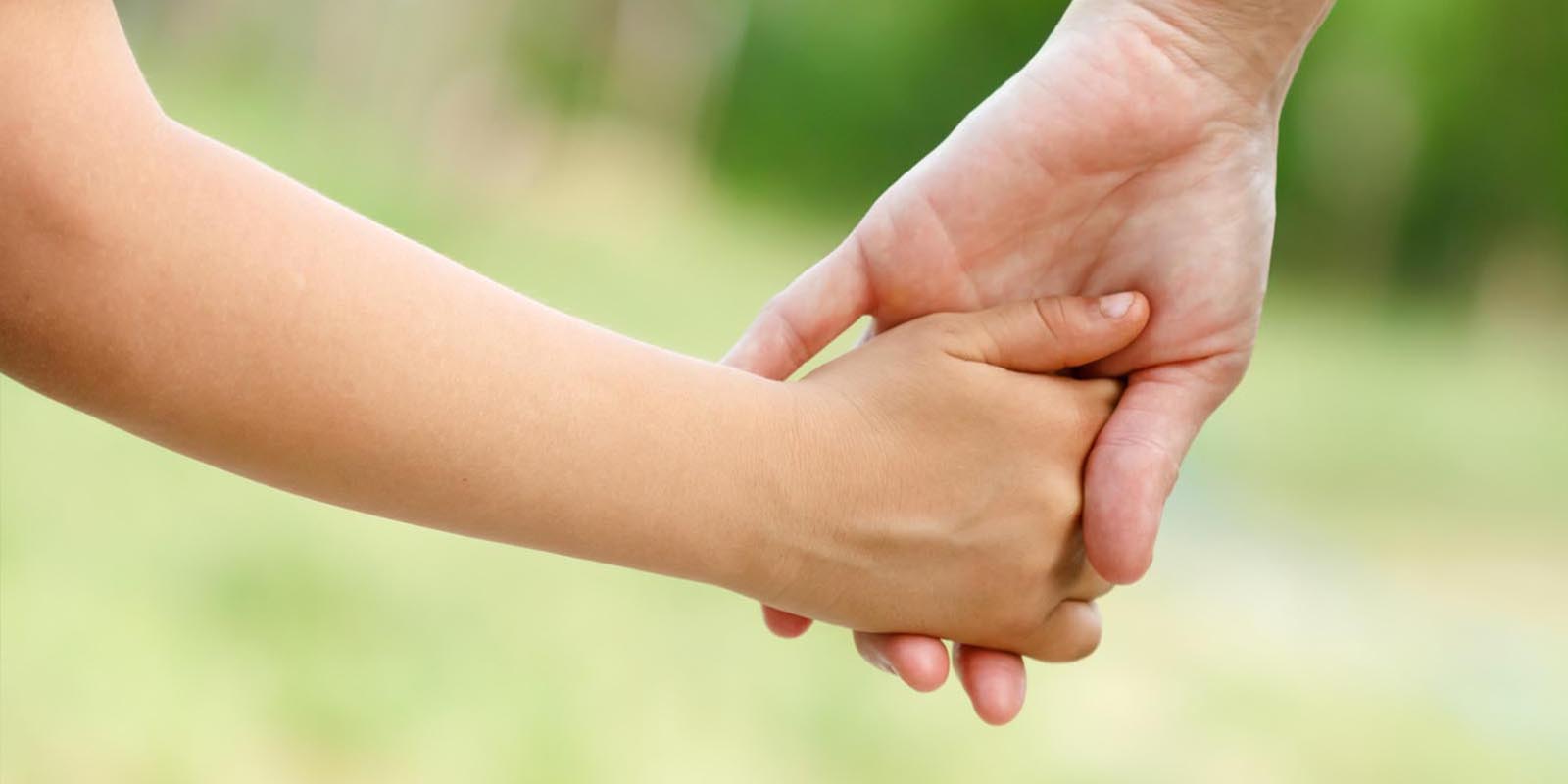 كيف تساعد الطفل على تجاوز فقد احد الوالدين ؟