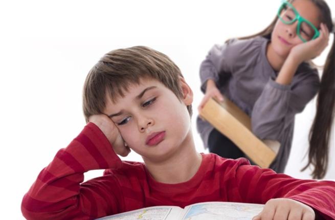 أسباب تراجع العلامات المدرسية للطفل وطرق التعامل معه