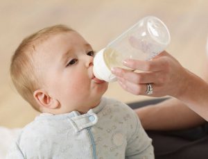 اعشاب مفيدة للطفل والوقت المناسب لإعطائها له