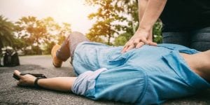 طرق التعامل مع حالات الاغماء المفاجئة
