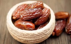 تناول التمر على الريق يقضي على الطفيليات ويقتل الدود