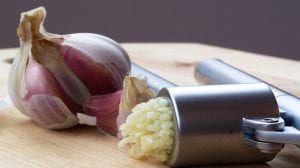 الثوم لعلاج الفطريات الجلدية والفطريات المعوية والنسائية