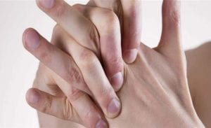 هل طقطقة المفاصل يشير إلى مشكلة صحية؟