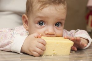 فوائد الجبن وما هو النوع الذى يجب أن تقدمية لطفلك ؟