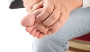طرق طبيعية لعلاج تورم الاصابع في القدم واليدين بسبب الشتاء