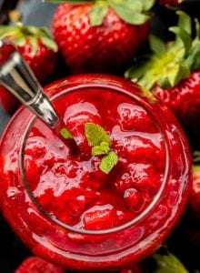 طريقة عمل صوص الفراولة بالصور لتزيين الحلويات