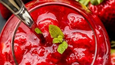 Photo of طريقة عمل صوص الفراولة بالصور لتزيين الحلويات