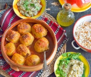 بطاطس محشية باللحمة المفرومة بصلصة الطماطم
