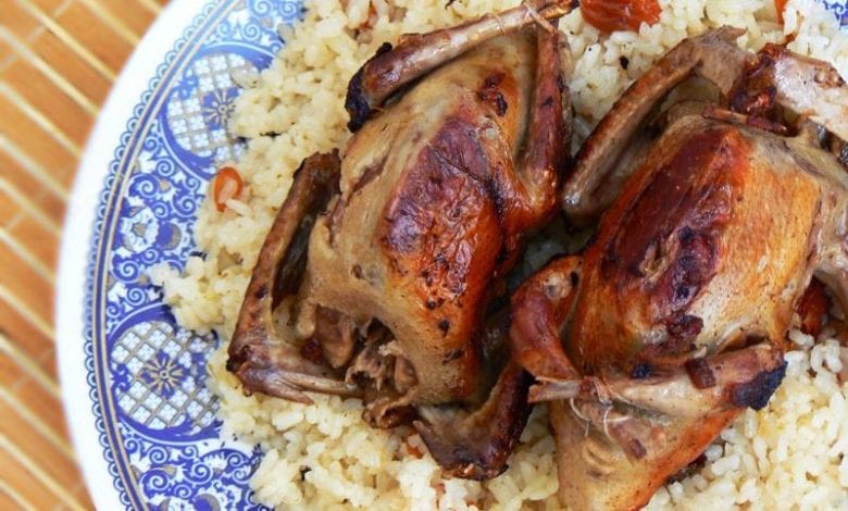 طريقة عمل حمام محشي بالزبيب والبصل