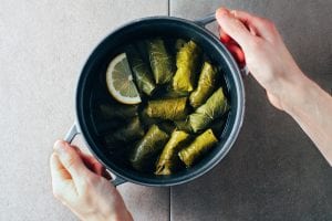 طريقة عمل ورق العنب بالصور مع خطوات لف ورق العنب بالتفصيل