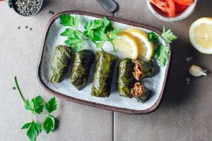 طريقة عمل ورق العنب بالصور مع خطوات لف ورق العنب بالتفصيل