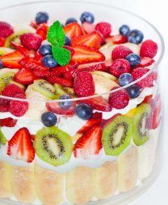 طريقة عمل ترايفل الفواكه (Fruit Trifle) الفخم