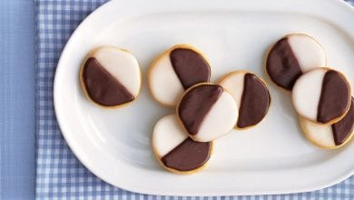 Photo of كوكيز نص ابيض ونص اسود بصوص الشوكولاتة