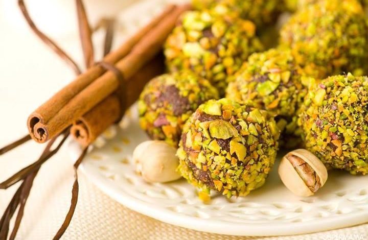 كرات الشوكولاتة بالفستق والقرفة