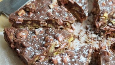Photo of شوكولاتة بجوز الهند والفواكه المجففة “rocky road” بالصور