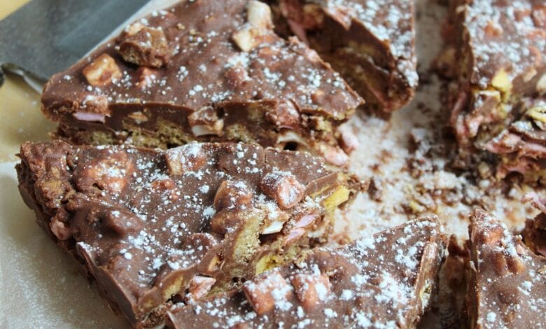 شوكولاتة بجوز الهند والفواكه المجففة "rocky road" بالصور