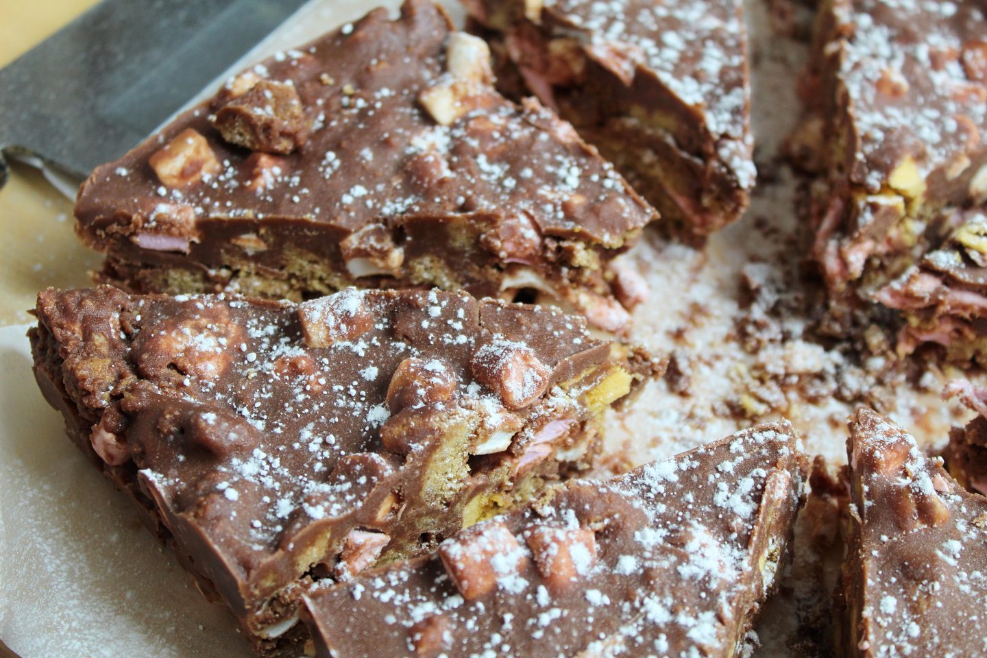 شوكولاتة بجوز الهند والفواكه المجففة "rocky road" بالصور