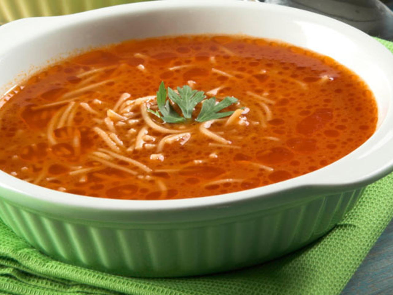 طريقة عمل شوربة الطماطم بالشعرية روعة وسهلة