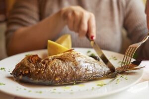 فوائد تناول الاسماك والمأكولات البحرية