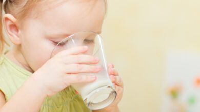 لعبة ظريفة ستجعل طفلك يتناول الحليب كل يوم