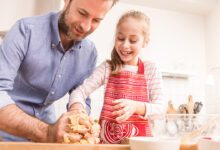 مشاركة الاب في الاعمال المنزلية تجعل ابنته طموحة