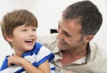 ماذا افعل ؟ طفلي يحب والده أكثر مني