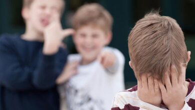 مشكلة السخرية من الآخرين عند الاطفال؟ إليكِ الأسباب والحل