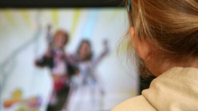 خطورة مشاهدة الافلام للاطفال ومسلسلات وبرامج الكبار