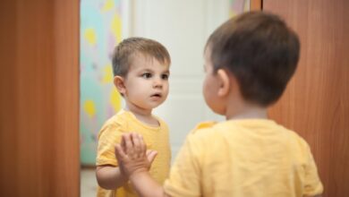 ماذا تفعل عند التناقض في مشاعر الطفل وكلامة ؟