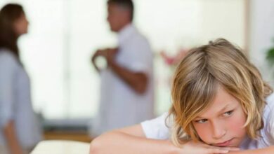 ماذا نفعل عند تناقض راي الاب والام أمام الاطفال