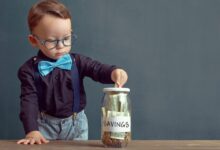 كيفية تعليم الاطفال الادخار من مصروفهم