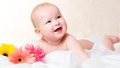 أضرار وخطورة إستعمال عطور الاطفال الرضع