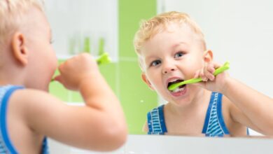 تشجيع الطفل على تنظيف الاسنان يومياً بفكرة بسيطة جداً