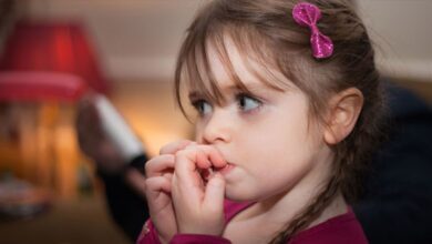 كيفية التغلب على مشكلة قضم الاظافر عند الأطفال