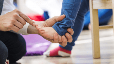 لا تجعلي طفلك يمشي بقدميه حافي في المنزل