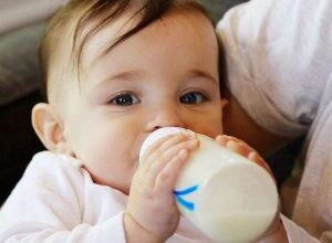 اعراض وعلاج حساسية الحليب عند الطفل
