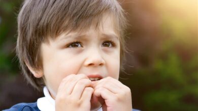 خطورة التنفس من الفم وقضم الاظافر عند الاطفال
