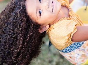 لكل أم لديها طفلة ذات شعر مجعد 5 نصائح لشعر الاطفال المجعد