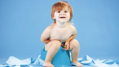 خطورة إجبار و تدريب الطفل لاستعمال التواليت
